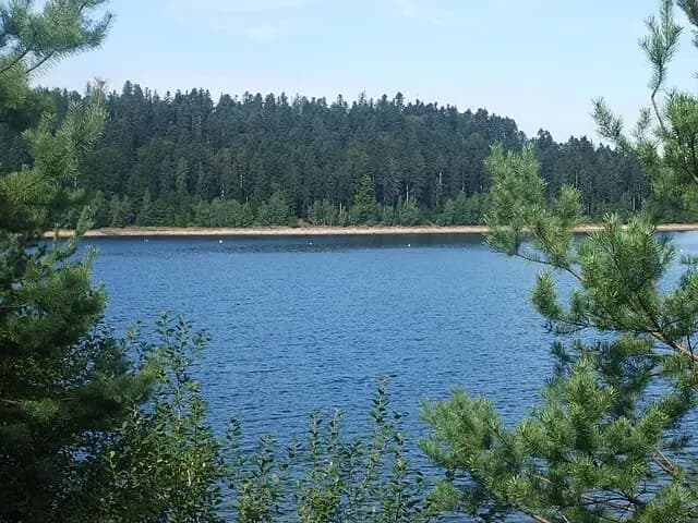 Eaux émeraude du lac de Pierre-Percée