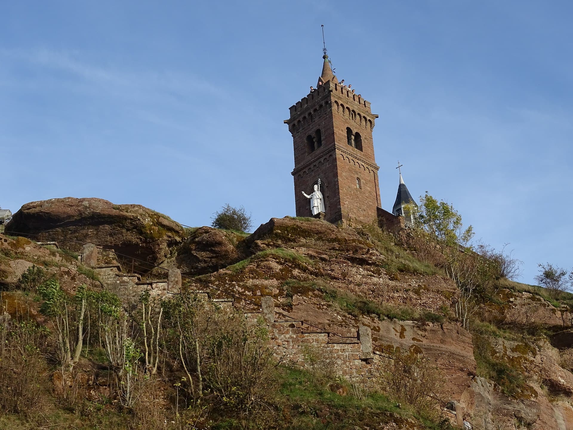 La chapelle Saint-Léon perchée sur le rocher de Dabo