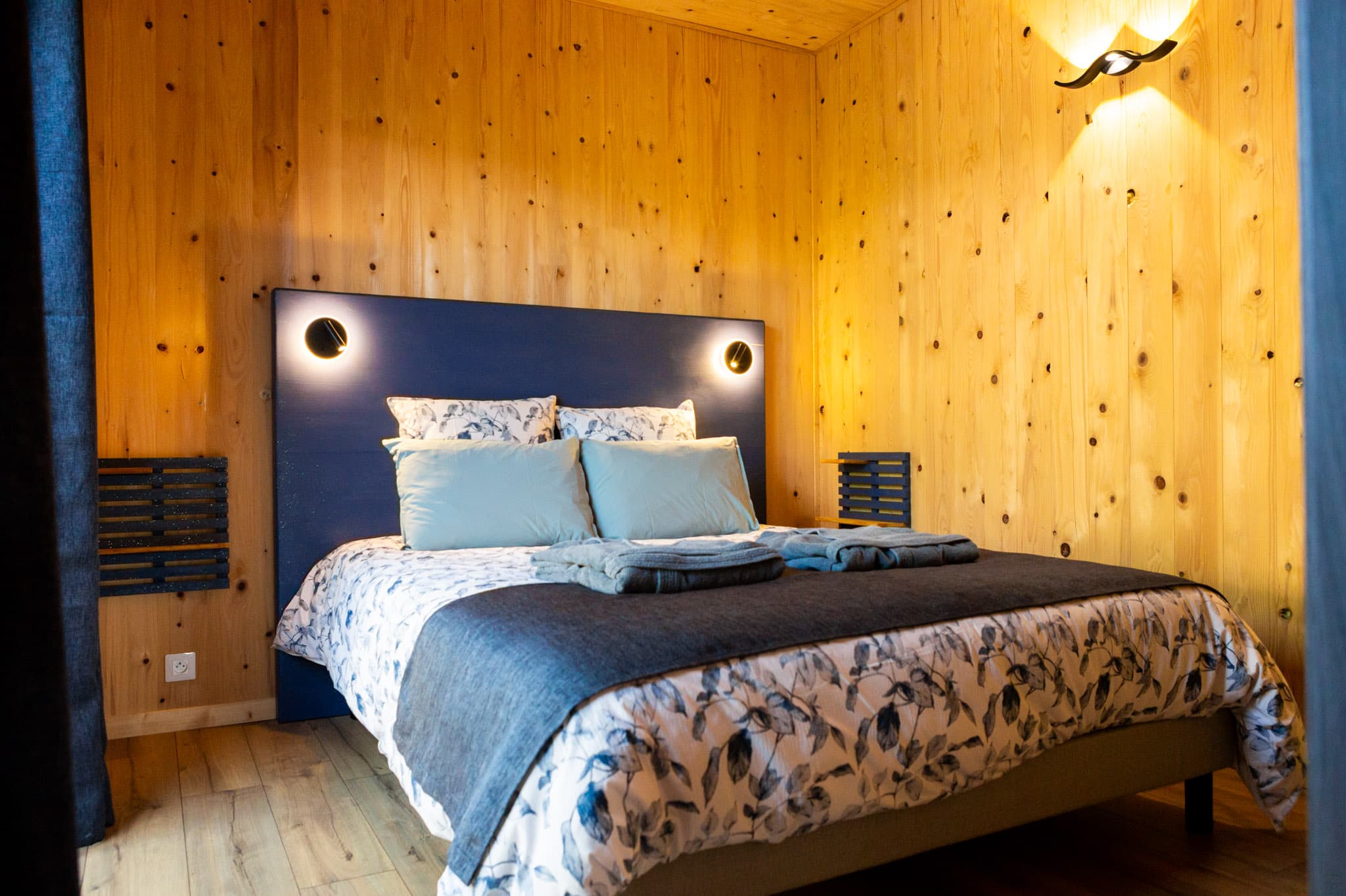 Chambre cosy avec lit double, habillage bois