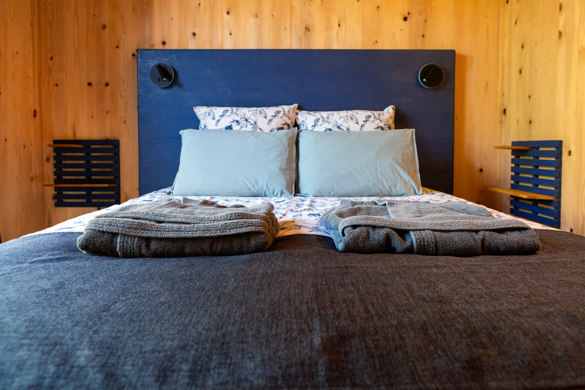 Literie de qualité, ambiance chaleureuse en bois