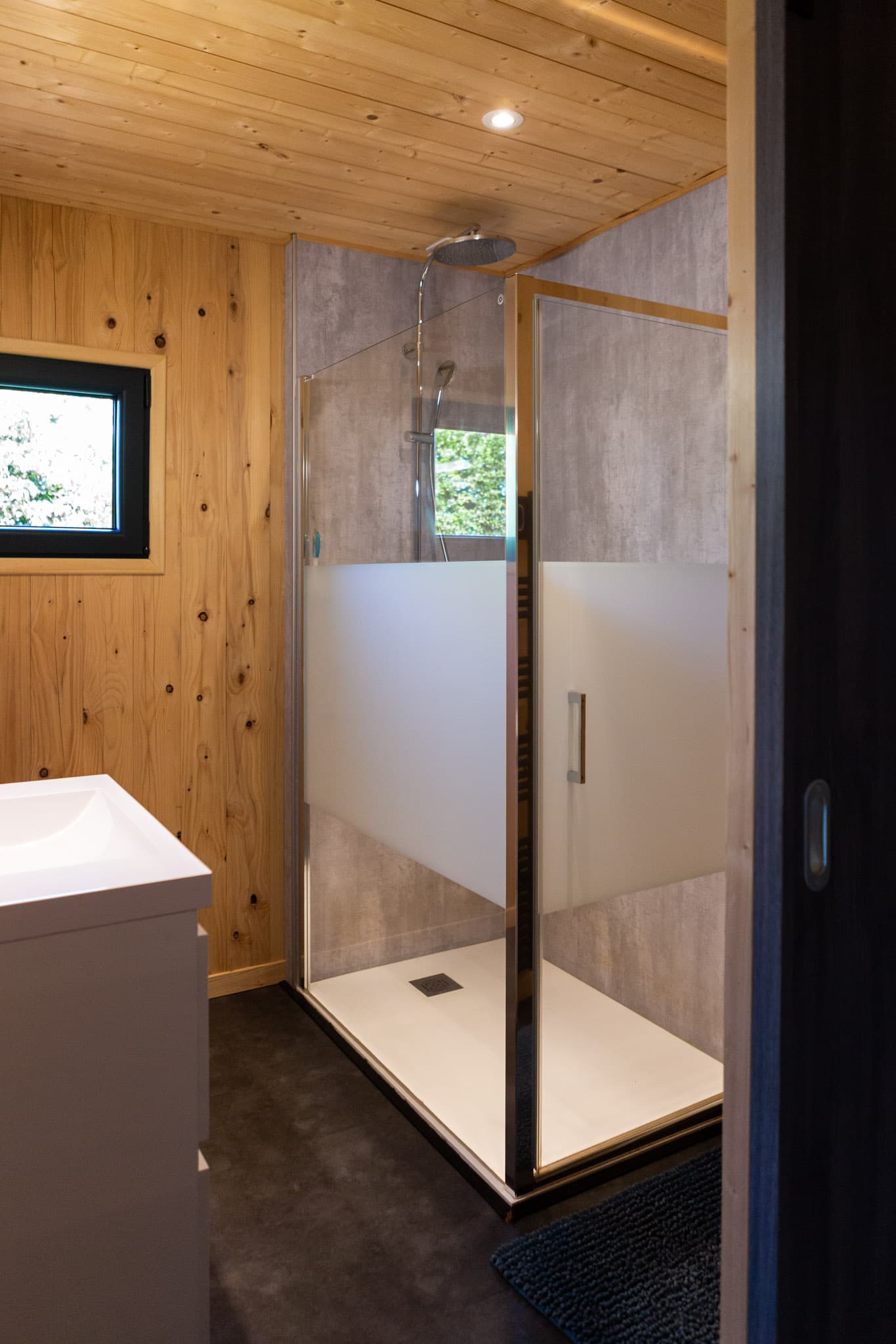 Salle de bain avec douche à l’italienne