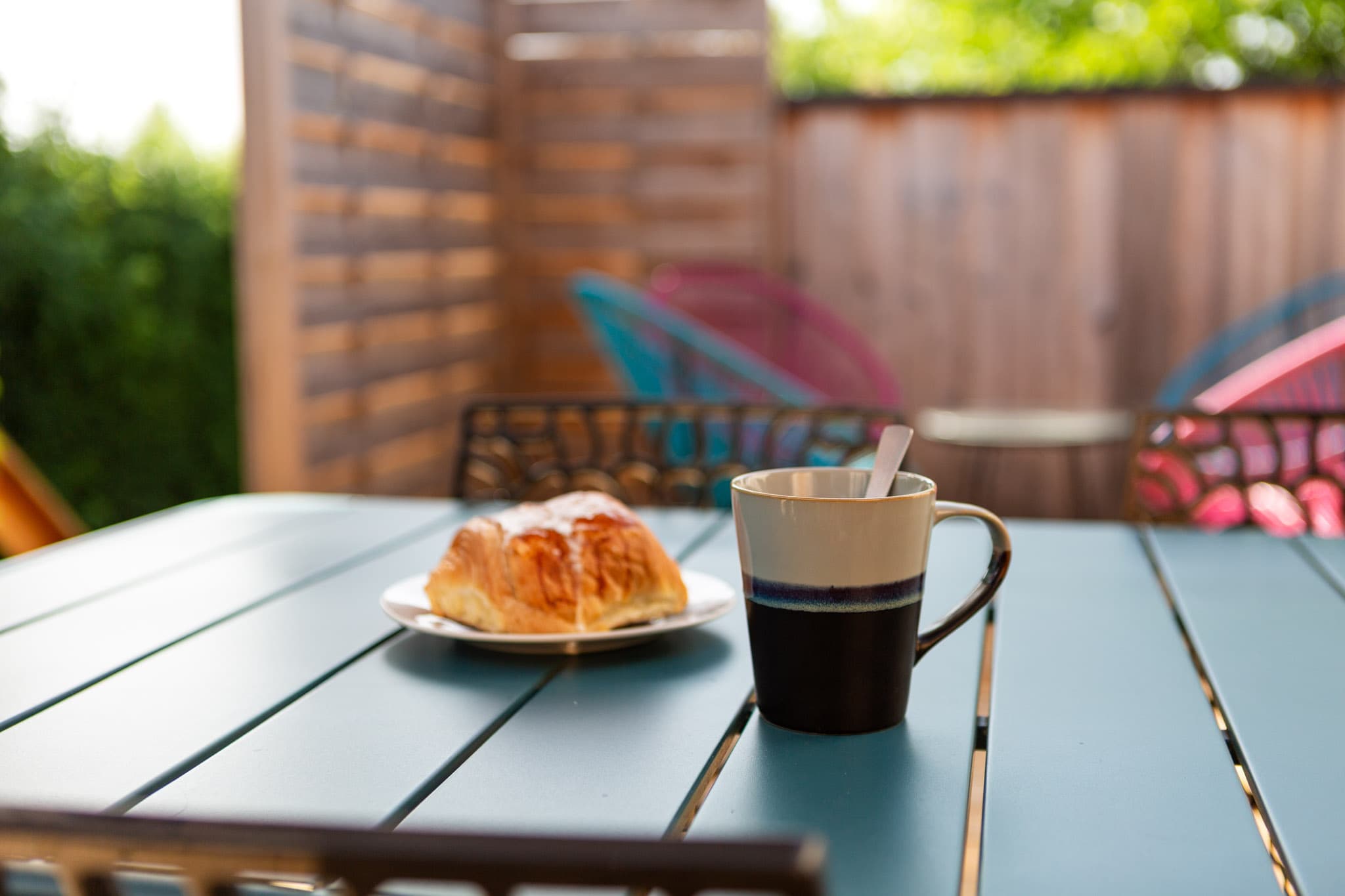 Petit-déjeuner sur la terrasse ensoleillée du gîte La Bridolée