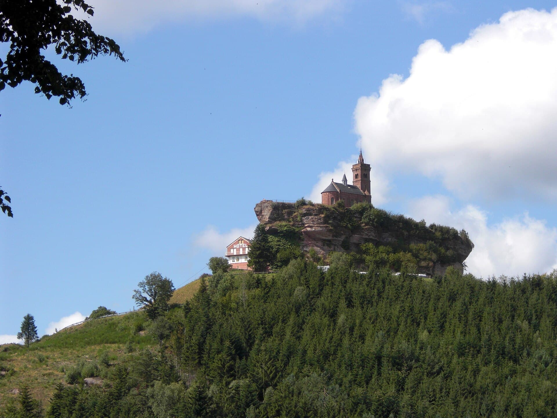 Le rocher de Dabo coiffé de sa chapelle