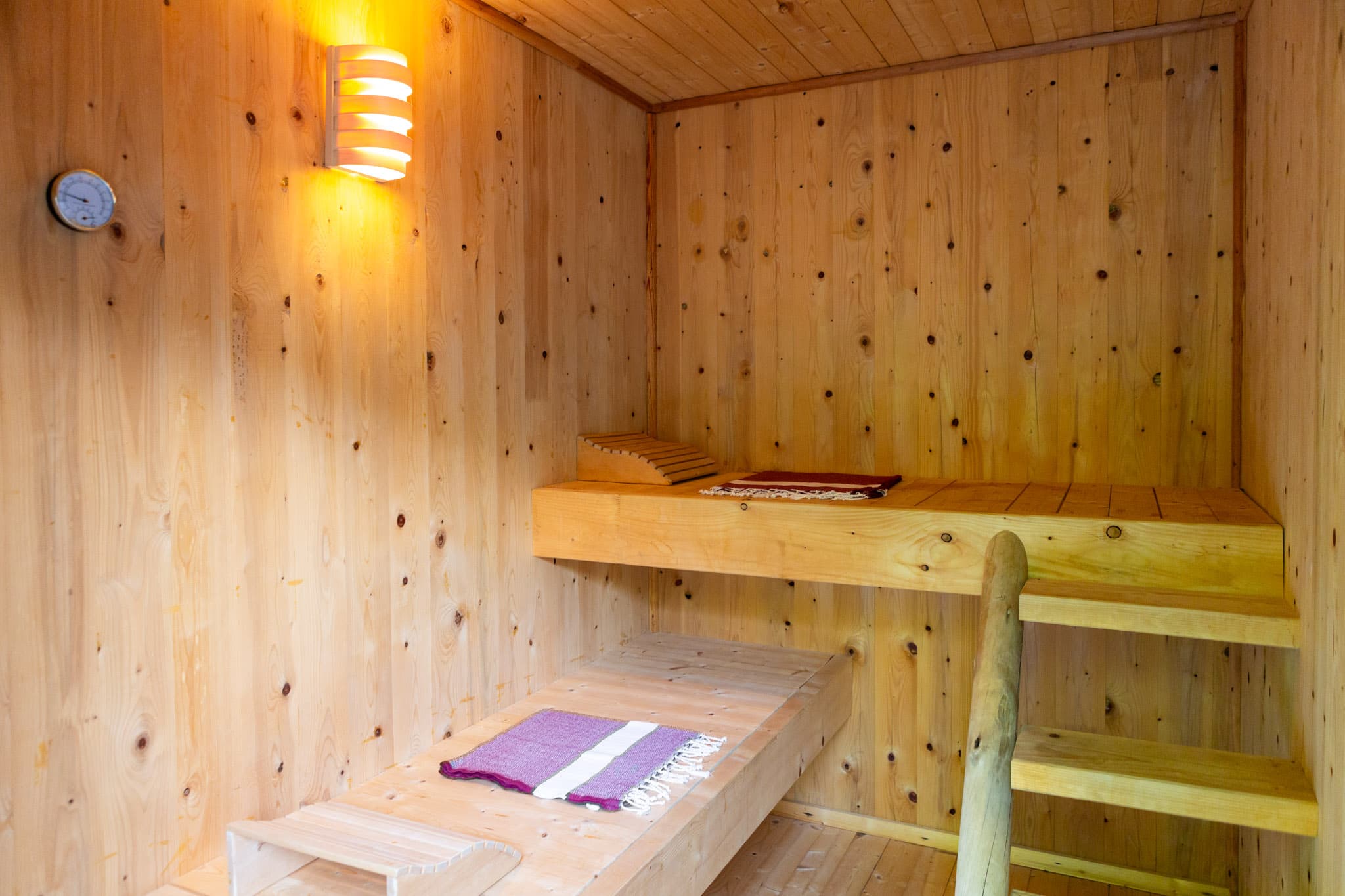 Intérieur du sauna privatif en bois du gîte La Bridolée